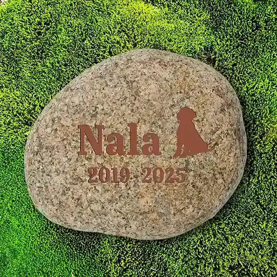 Tiergrabstein für Hund & Katze aus Naturstein Findling - Stein Nr Z-2 mit eingefärbter Gravur in kupferbraun - Jeske Design