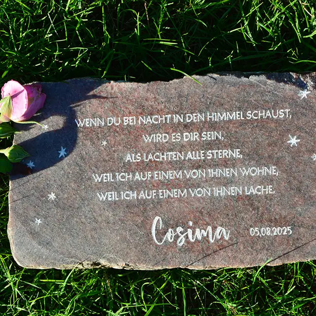 Grabstein, Gedenkstein, Liegestein aus geschnittener Natursteinblock Granit grau oder rot mit der Gravur "Wenn Du bei Nacht in den Himmel schaust, wird es Dir sein, als lachten alle Sterne, weil ich auf einem von ihnen wohne, weil ich auf einem von ihnen lache" mit personalisiertem Namen und Datum von Jeske Design