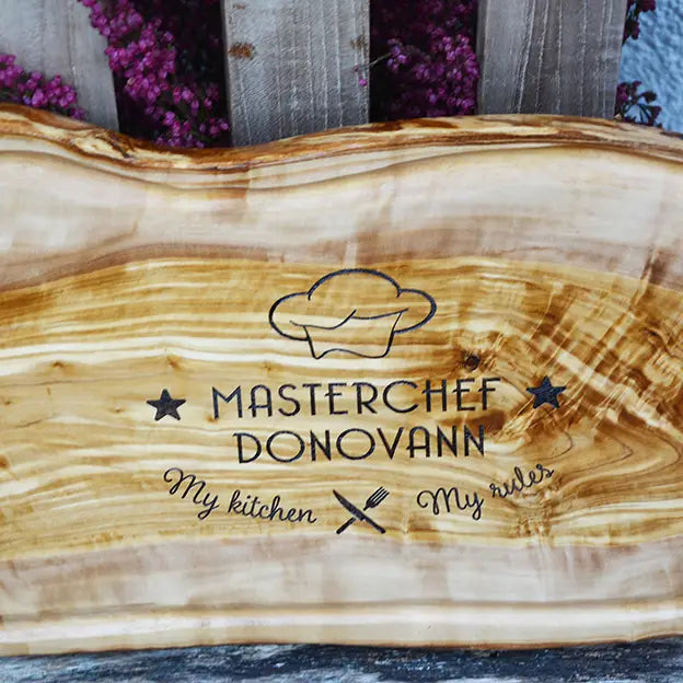 Schneide- und Tranchierbrett in verschiedenen Größen und Formen mit dem Gravurmotiv "MASTERCHEF - My kitchen - My rules" mit personalisierten Namen und einer stilisierten Kochmütze