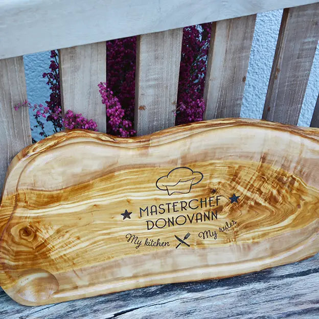 Schneide- und Tranchierbrett in verschiedenen Größen und Formen mit dem Gravurmotiv "MASTERCHEF - My kitchen - My rules" mit personalisierten Namen und einer stilisierten Kochmütze