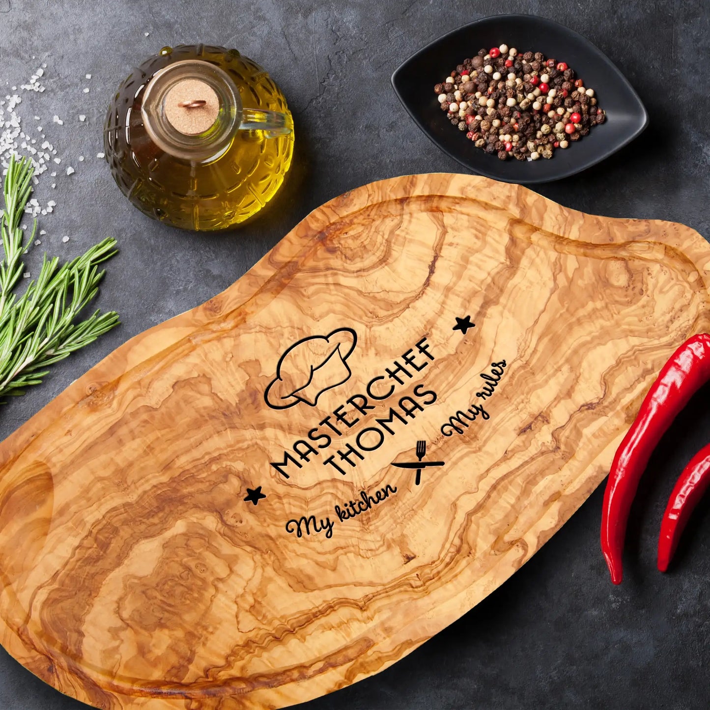 Schneide- und Tranchierbrett in verschiedenen Größen und Formen mit dem Gravurmotiv "MASTERCHEF - My kitchen - My rules" mit personalisierten Namen und einer stilisierten Kochmütze