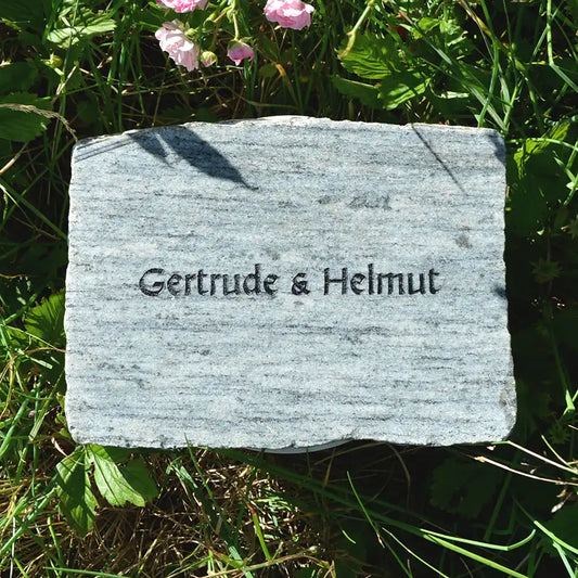 Blogartikel: Liegestein als Grabstein: Eine würdevolle Alternative für die letzte Ruhe