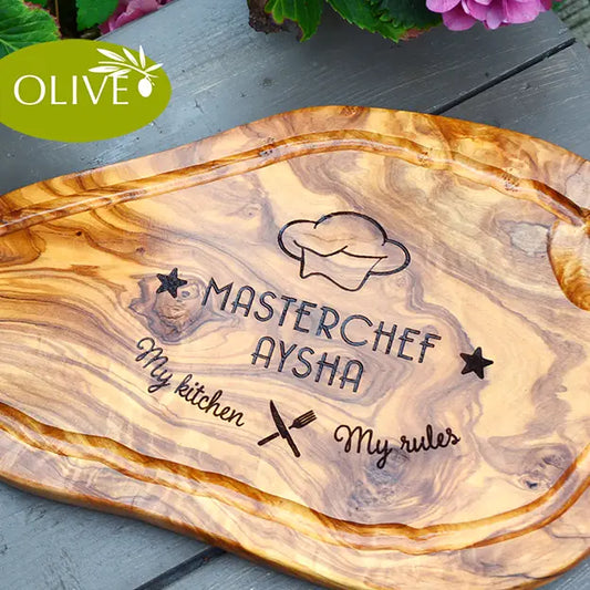 Schneide- und Tranchierbrett in verschiedenen Größen und Formen mit dem Gravurmotiv "MASTERCHEF - My kitchen - My rules" mit personalisierten Namen und einer stilisierten Kochmütze