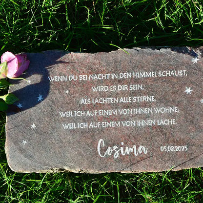 Grabstein, Gedenkstein, Liegestein aus geschnittener Natursteinblock Granit grau oder rot mit der Gravur "Wenn Du bei Nacht in den Himmel schaust, wird es Dir sein, als lachten alle Sterne, weil ich auf einem von ihnen wohne, weil ich auf einem von ihnen lache" mit personalisiertem Namen und Datum von Jeske Design