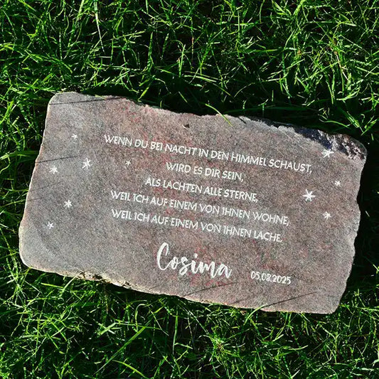 Grabstein, Gedenkstein, Liegestein aus geschnittener Natursteinblock Granit grau oder rot mit der Gravur "Wenn Du bei Nacht in den Himmel schaust, wird es Dir sein, als lachten alle Sterne, weil ich auf einem von ihnen wohne, weil ich auf einem von ihnen lache" mit personalisiertem Namen und Datum von Jeske Design