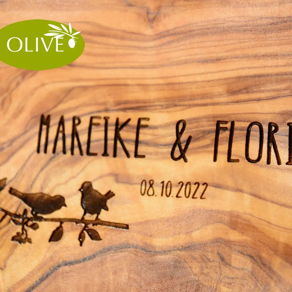 Motiv LOVING BIRDS mit personalisierten Namen und Datum auf einem glattes Schneidebrett aus Olivenholz graviert als Hochzeitsgeschenk für Paare
