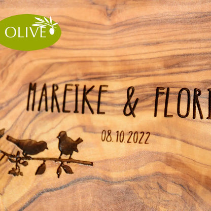 Motiv LOVING BIRDS mit personalisierten Namen und Datum auf einem glattes Schneidebrett aus Olivenholz graviert als Hochzeitsgeschenk für Paare