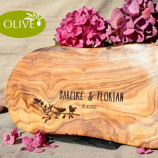 Motiv LOVING BIRDS mit personalisierten Namen und Datum auf einem glattes Schneidebrett aus Olivenholz graviert als Hochzeitsgeschenk für Paare