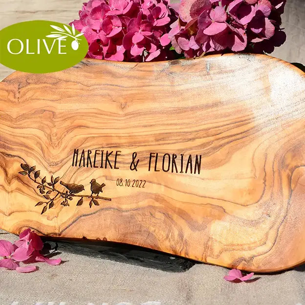 Motiv LOVING BIRDS mit personalisierten Namen und Datum auf einem glattes Schneidebrett aus Olivenholz graviert als Hochzeitsgeschenk für Paare