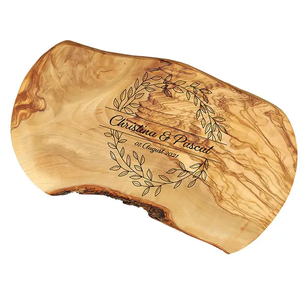 Glattes Schneidebrett aus Olivenholz mit Naturrand und personalisierter Gravur Motiv Blätterkranz mit Namen und Datum in in geschwungener Schrift. Hier als Frühstücksbrett oder glattes Schneidebrett in verschiedenen Größen und Brettformen