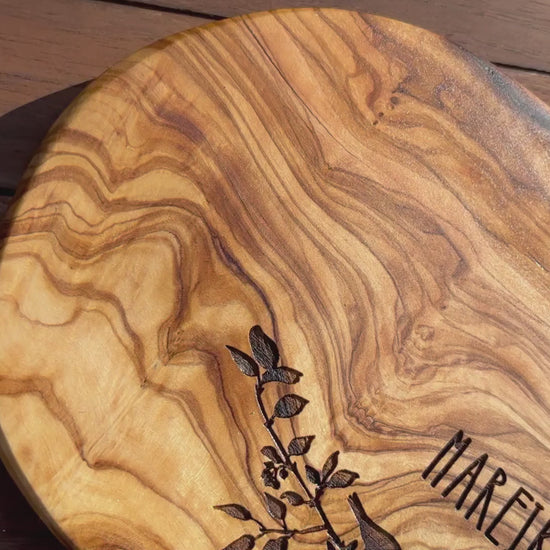Motiv LOVING BIRDS mit personalisierten Namen und Datum auf einem glattes Schneidebrett aus Olivenholz graviert als Hochzeitsgeschenk für Paare