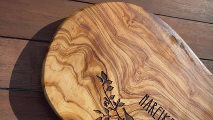Motiv LOVING BIRDS mit personalisierten Namen und Datum auf einem glattes Schneidebrett aus Olivenholz graviert als Hochzeitsgeschenk für Paare