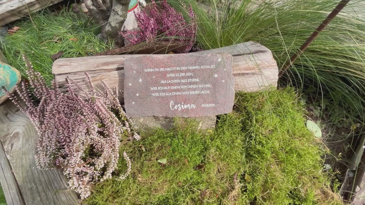 Grabstein, Gedenkstein, Liegestein aus geschnittenem Natursteinblock in Granit grau oder rot mit dem Gravurmotiv NSB Nr. 13  "Wenn Du bei Nacht in den Himmel schaust, wird es Dir sein, als lachten alle Sterne, weil ich auf einem von ihnen wohne, weil ich auf einem von ihnen lache" mit personalisiertem Namen und Datum von Jeske Design