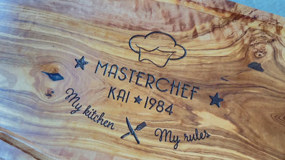 Schneide- und Tranchierbrett in verschiedenen Größen und Formen mit dem Gravurmotiv "MASTERCHEF - My kitchen - My rules" mit personalisierten Namen und einer stilisierten Kochmütze